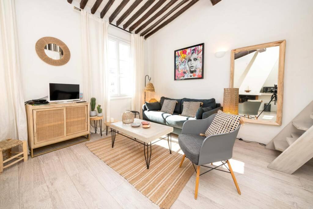 sala de estar con sofá y mesa en LE RAVISSANT - 50m du Port - très calme en Cassis