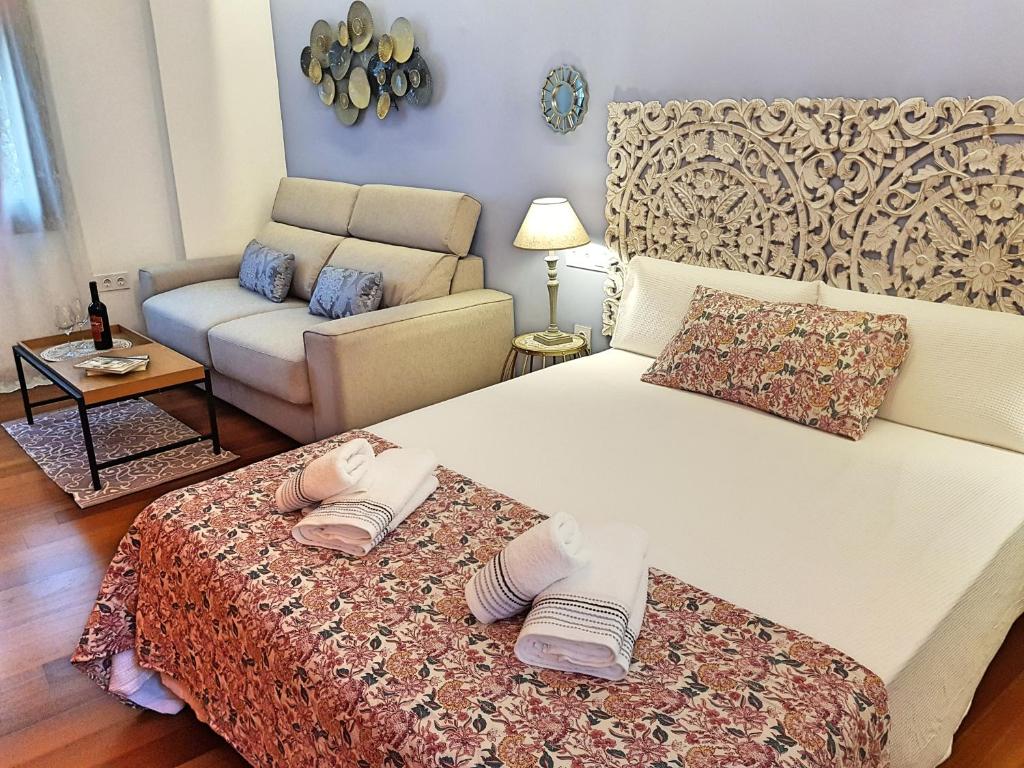 A bed or beds in a room at Riad Mezquita de Cordoba