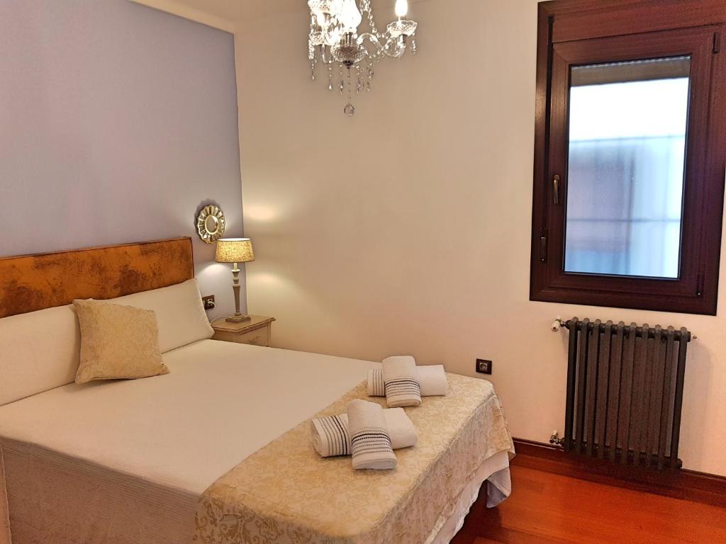 A bed or beds in a room at Riad Mezquita de Cordoba