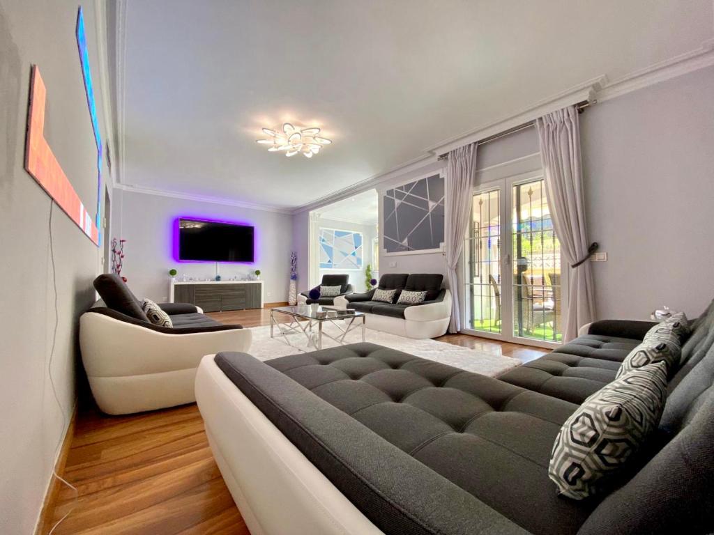 Μια τηλεόραση ή/και κέντρο ψυχαγωγίας στο The Sunset Marbella