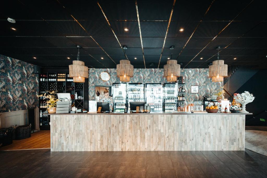 a bar in a restaurant with chandeliers at Hotell Östersund in Östersund