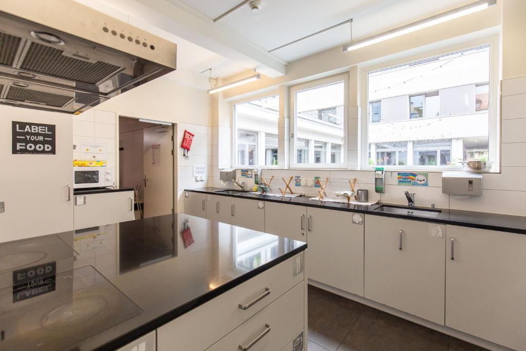 Kuchyň nebo kuchyňský kout v ubytování Hostel by Hyve Basel