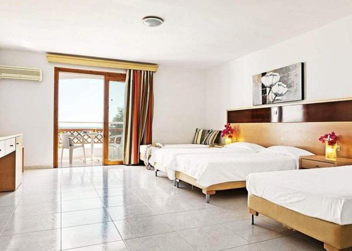 Postel nebo postele na pokoji v ubytování MINOS BEACH KARPATHoS