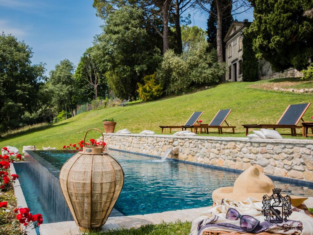 un jarrón grande sentado junto a una piscina en Villa Verecondi Scortecci, en Colle Umberto