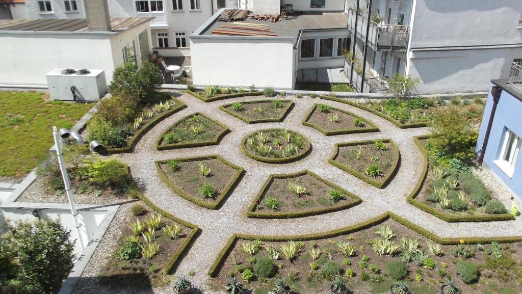 una vista aérea de un jardín en un edificio en Rebgarten Hotel Schulgasse en Ravensburg