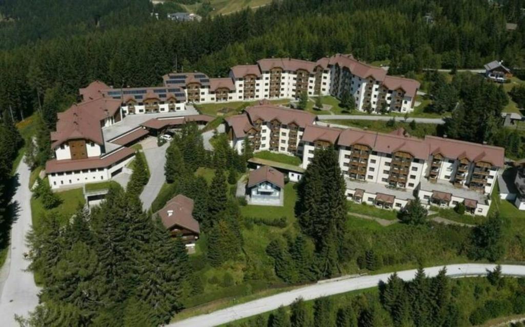 model ośrodka wypoczynkowego z drzewami i budynkami w obiekcie Ferienapartment Kanzelhöhe an der Skipiste w mieście Kanzelhöhe