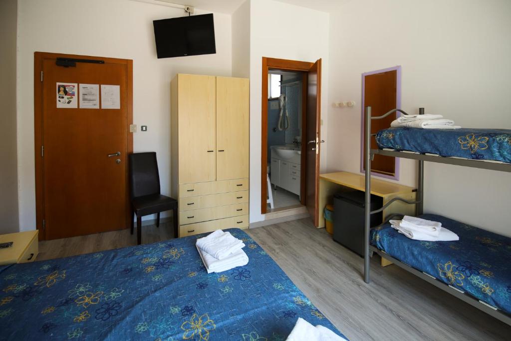 A bed or beds in a room at Hotel Danubio