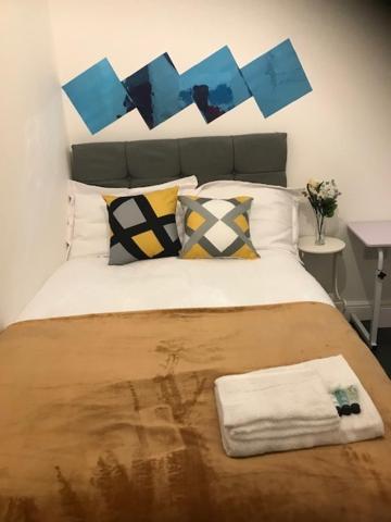une chambre avec un lit avec une serviette dessus dans l'établissement Modern Comfort House On Eamont RD, à Stockton-on-Tees