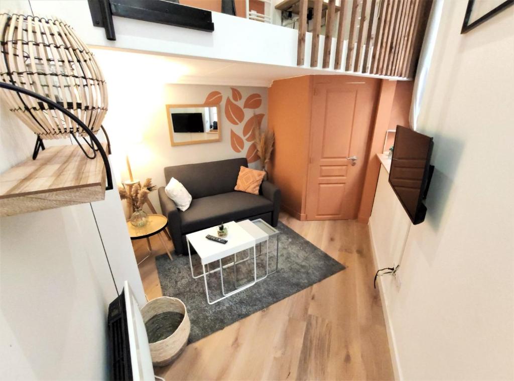 un petit salon avec un canapé et une table dans l'établissement LE LANTERNIER - Hypercentre Les Quais - Netflix, à Toulouse