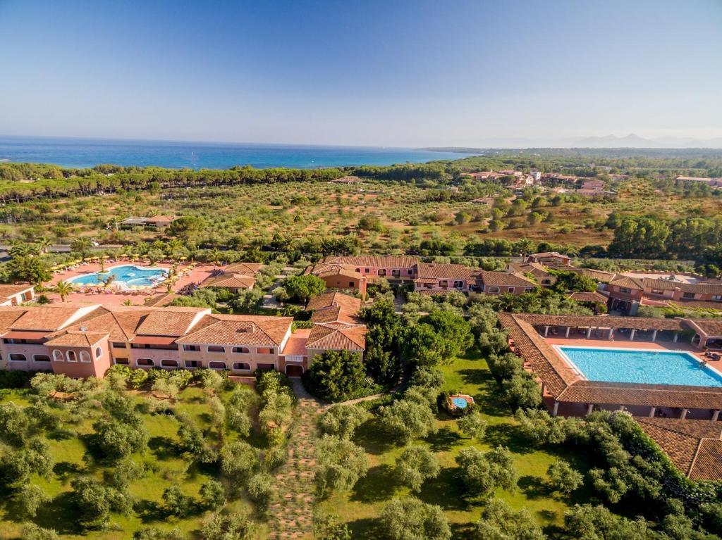 una vista aérea de un complejo con piscina en I Giardini di Cala Ginepro Hotel Resort, en Cala Liberotto