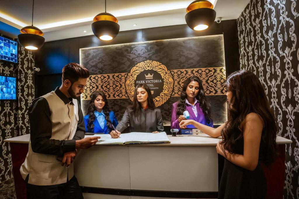een groep mensen die rond een receptie staan bij HOTEL PARK VICTORIA in Calcutta