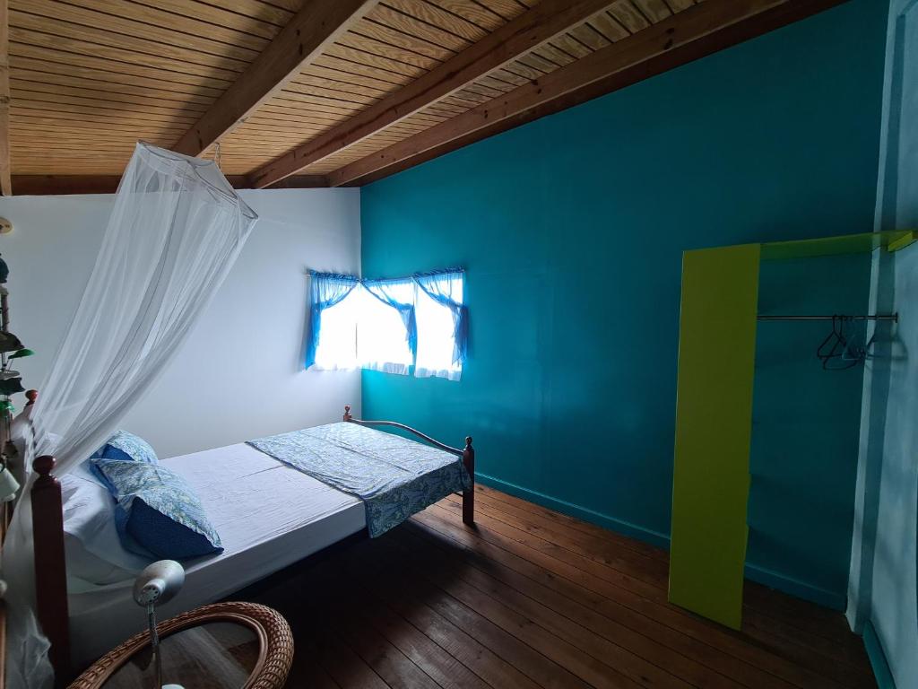 Postel nebo postele na pokoji v ubytování Almost Paradise Cottage Retreats