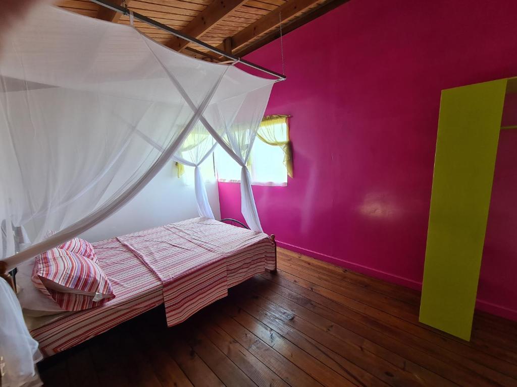 Postel nebo postele na pokoji v ubytování Almost Paradise Cottage Retreats
