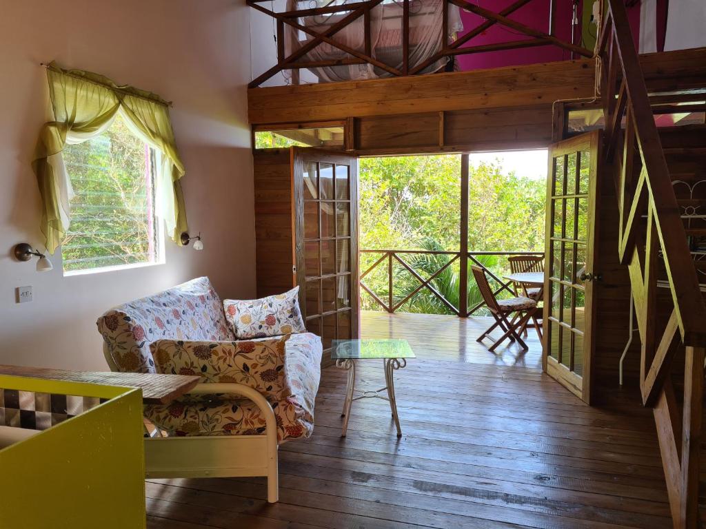 Balkón nebo terasa v ubytování Almost Paradise Cottage Retreats