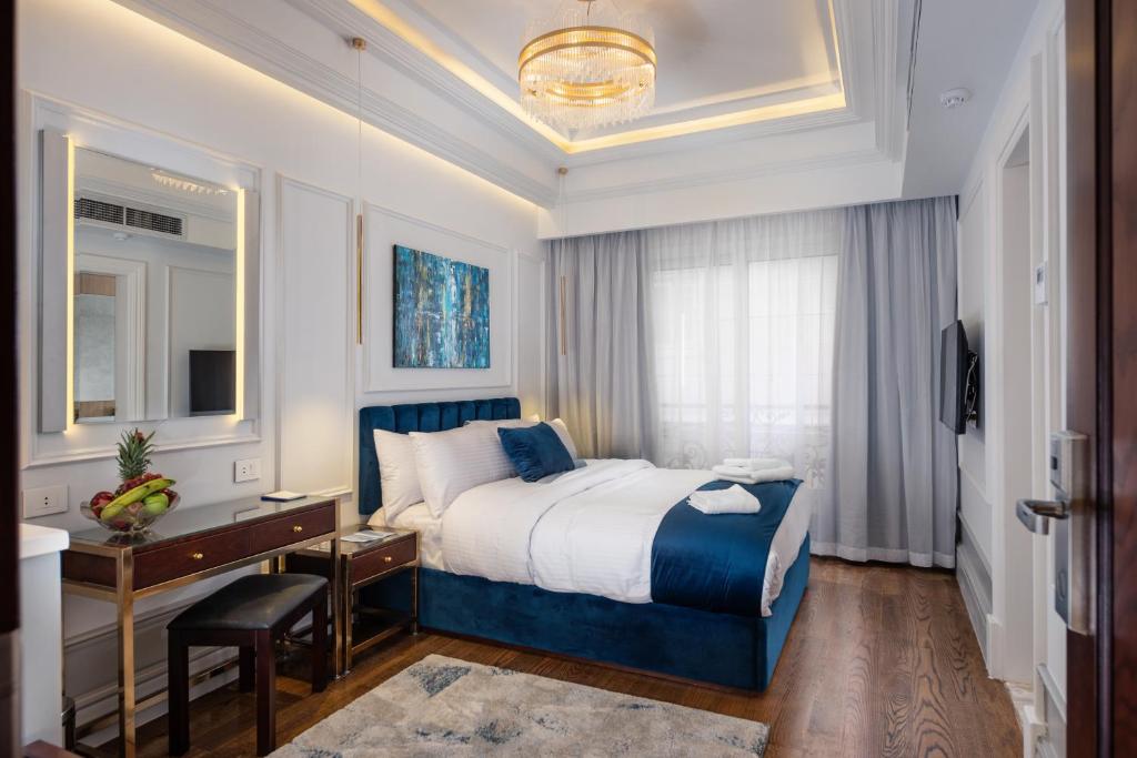 Pokój hotelowy z łóżkiem i biurkiem w obiekcie Maran Residence w Kairze