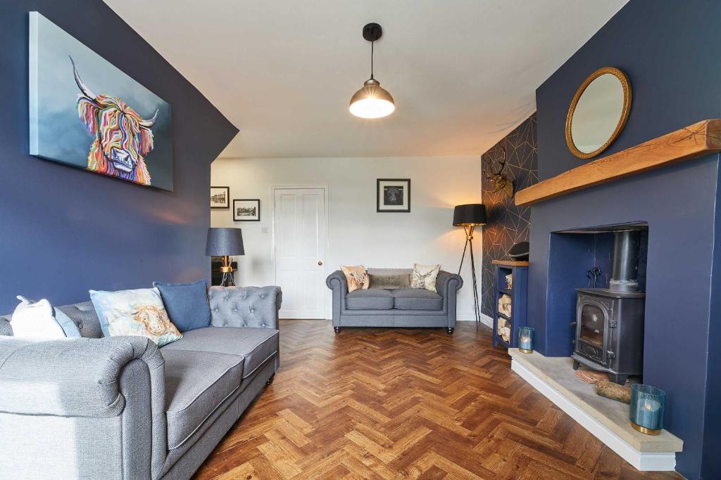 ein Wohnzimmer mit Couch und Kamin in der Unterkunft Host & Stay - Cummins & Goings Cottage in Barnard Castle