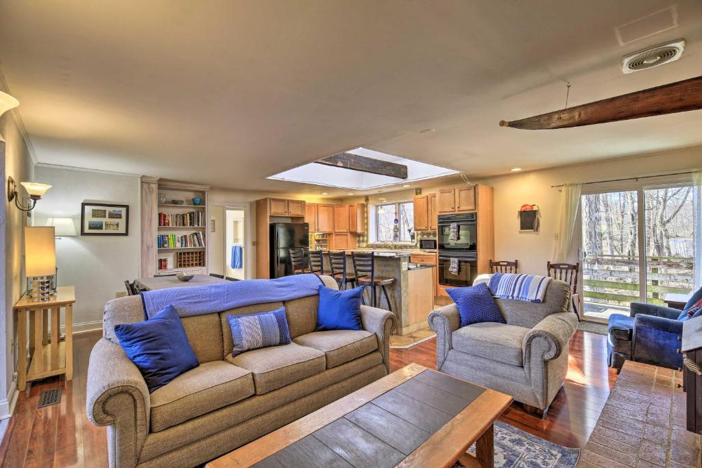 uma sala de estar com dois sofás e uma mesa em Pet-Friendly Cabin with Dock on Claytor Lake! em Radford