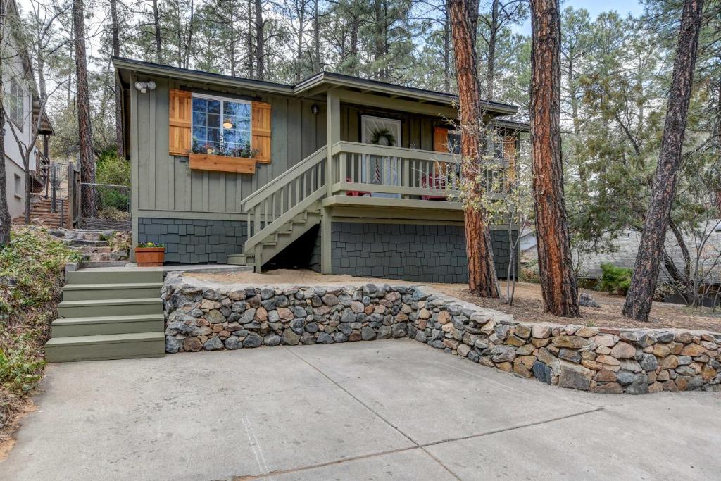 uma casa com uma parede de pedra e um alpendre em Quiet Cabin in the Pines by Dwtn Prescott! em Prescott