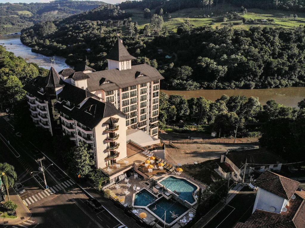 an aerial view of a hotel with a swimming pool at Hotel Vila Germânica in Piratuba