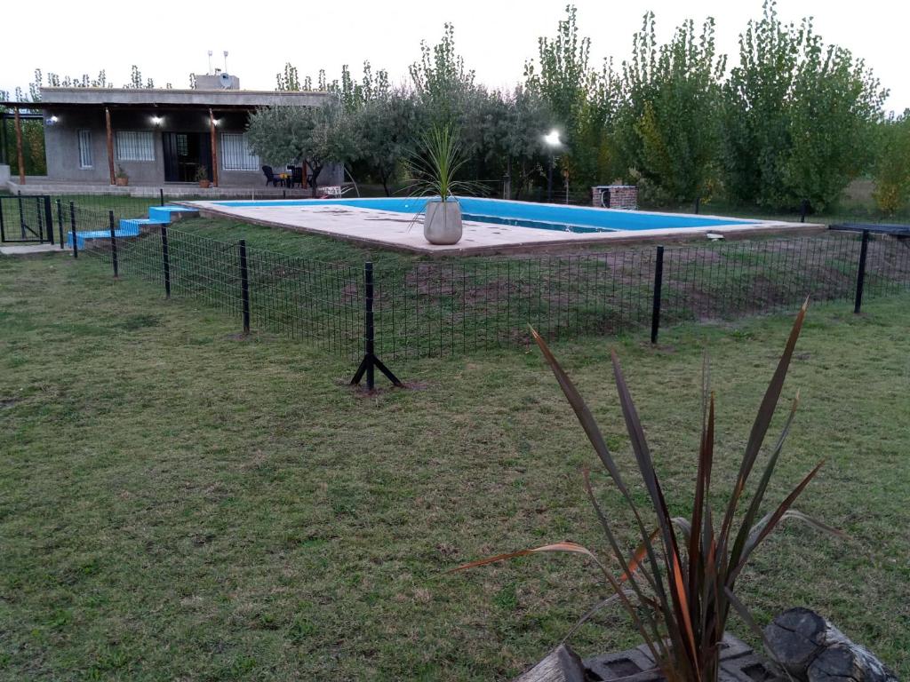 uma piscina num quintal com uma cerca em Sueños de Amor em San Carlos