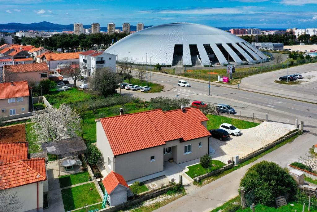 una vista aérea de un gran edificio abovedado en una ciudad en Apartman Lili, en Zadar