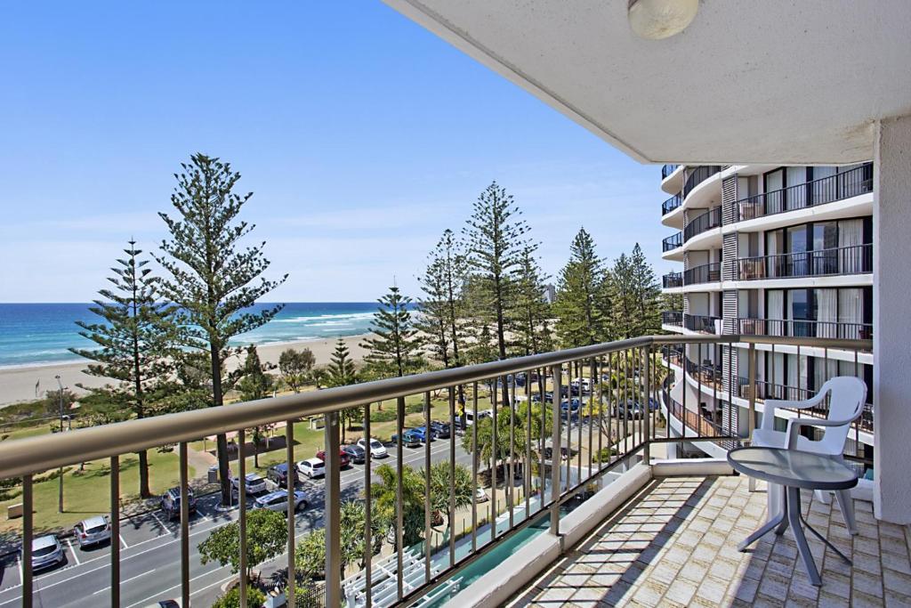 Apartamento en condominio con balcón y vistas a la playa en Aries Holiday Apartments, en Gold Coast