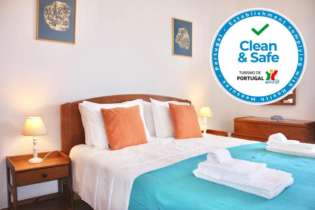 um quarto com uma cama e uma placa que diz limpo e seguro em Alamar T1 Altura Beach em Altura