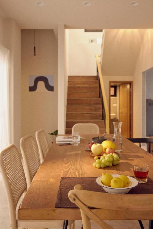 un tavolo in legno con un piatto di frutta sopra di Sunlight Homestay a Magong
