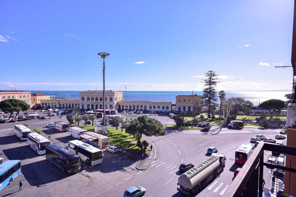 una ciudad con un estacionamiento frente a un edificio en Symposium Bed&Breakfast, en Catania