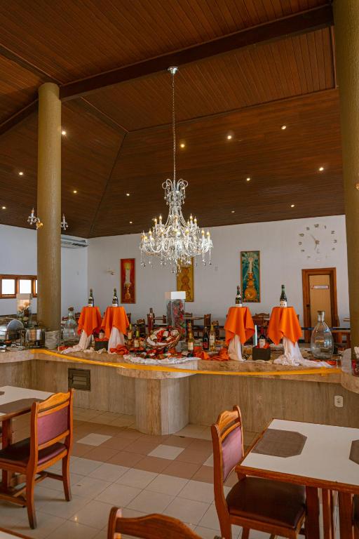 Uma área de estar em Porto das Naus Praia Hotel