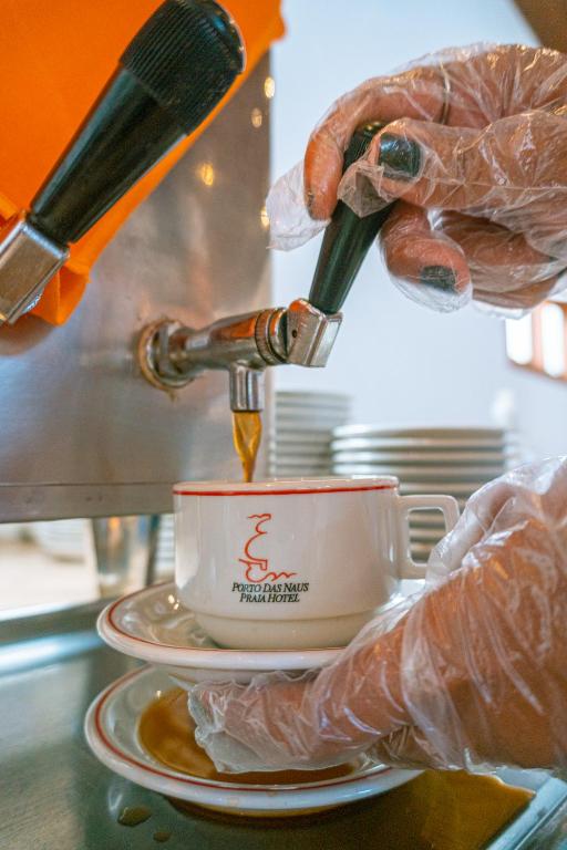Comodidades para preparar café e chá em Porto das Naus Praia Hotel