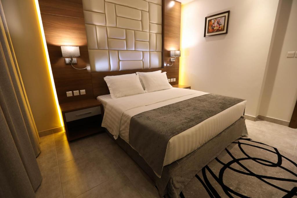 Postel nebo postele na pokoji v ubytování Diamond Tower Hotel