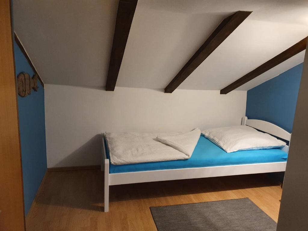 Postel nebo postele na pokoji v ubytování Villa Diny with Pool