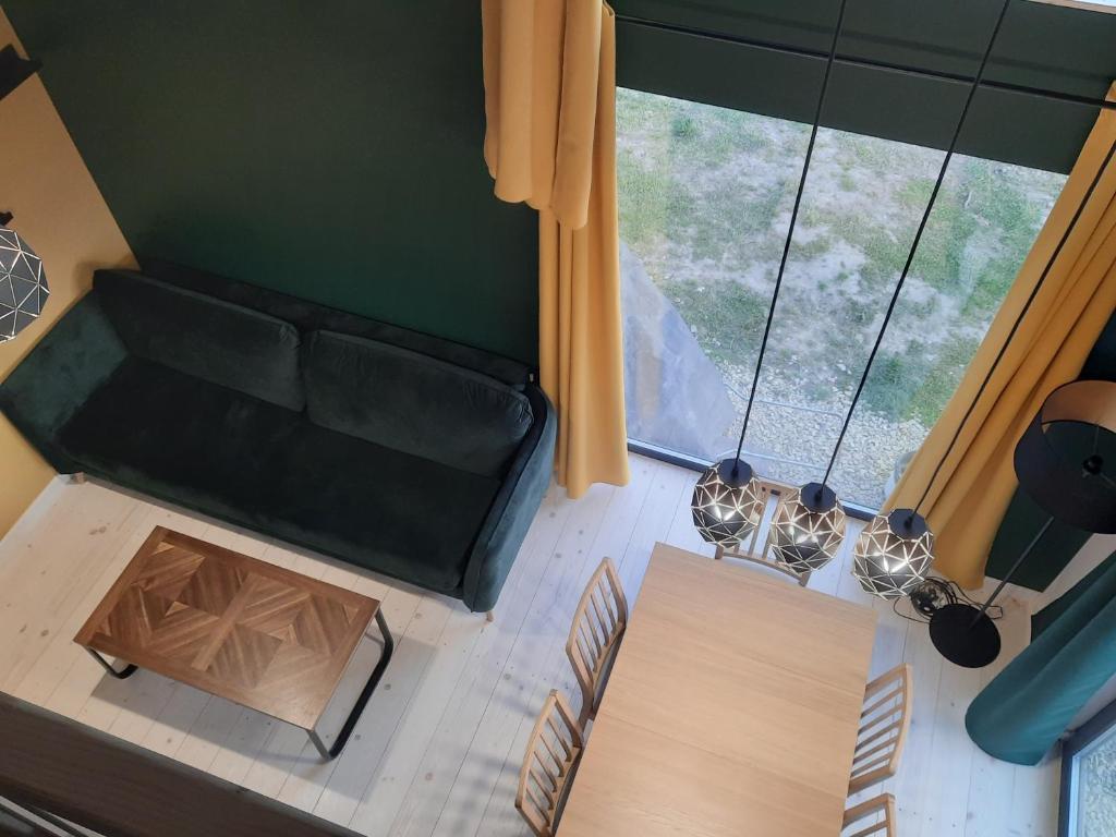 Siedlisko Święty Spokój في Krzeszowice: إطلالة علوية على أريكة في غرفة المعيشة