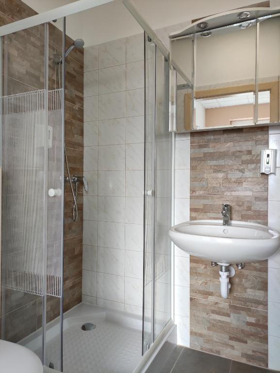 Szilas Park Motel - Habitación Cuádruple Con Baño Privado
