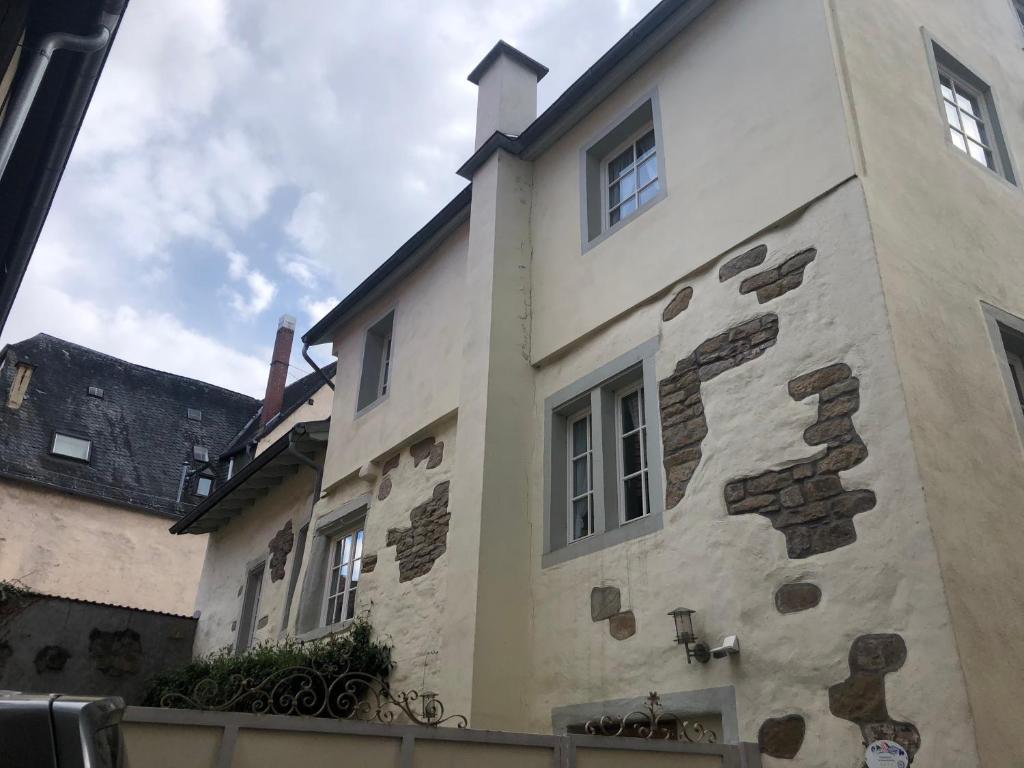 a white building with bricks on the side of it at Altstadtmeise Rustika in Meisenheim