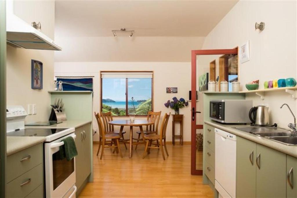 Kuchyň nebo kuchyňský kout v ubytování Ocean View Chalets