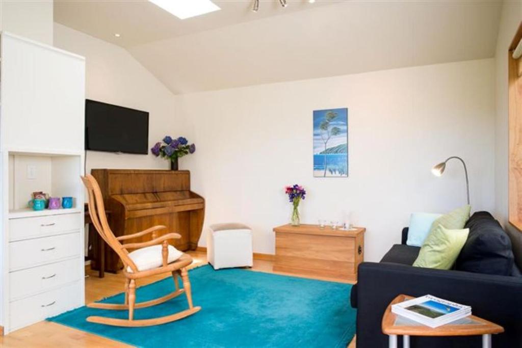 TV a/nebo společenská místnost v ubytování Ocean View Chalets