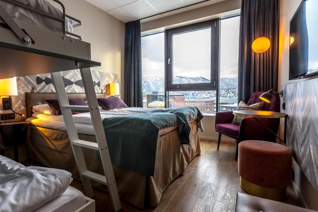 Postel nebo postele na pokoji v ubytování Scandic Grand Tromsø