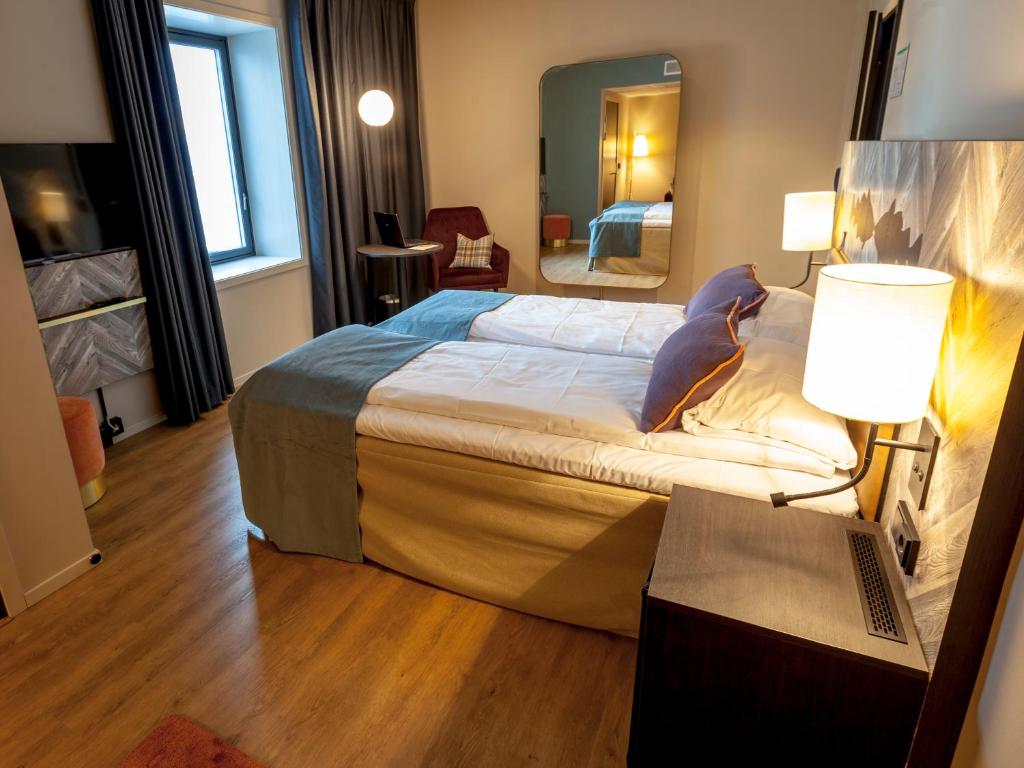 Postel nebo postele na pokoji v ubytování Scandic Grand Tromsø
