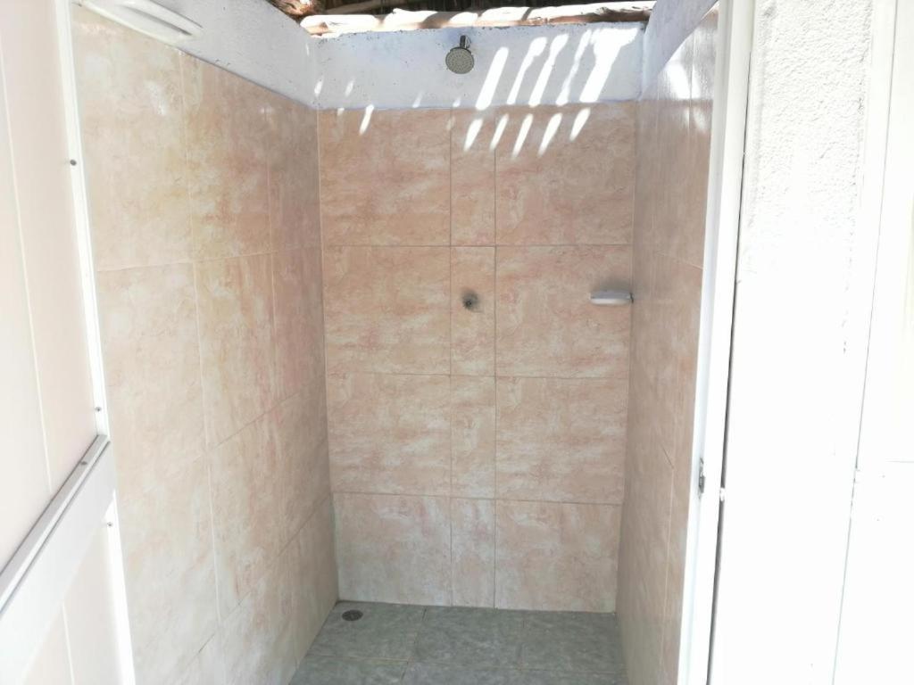 エル・ザイノにあるMirador Dentro del Parque Tayronaのバスルーム(シャワー付)が備わります。