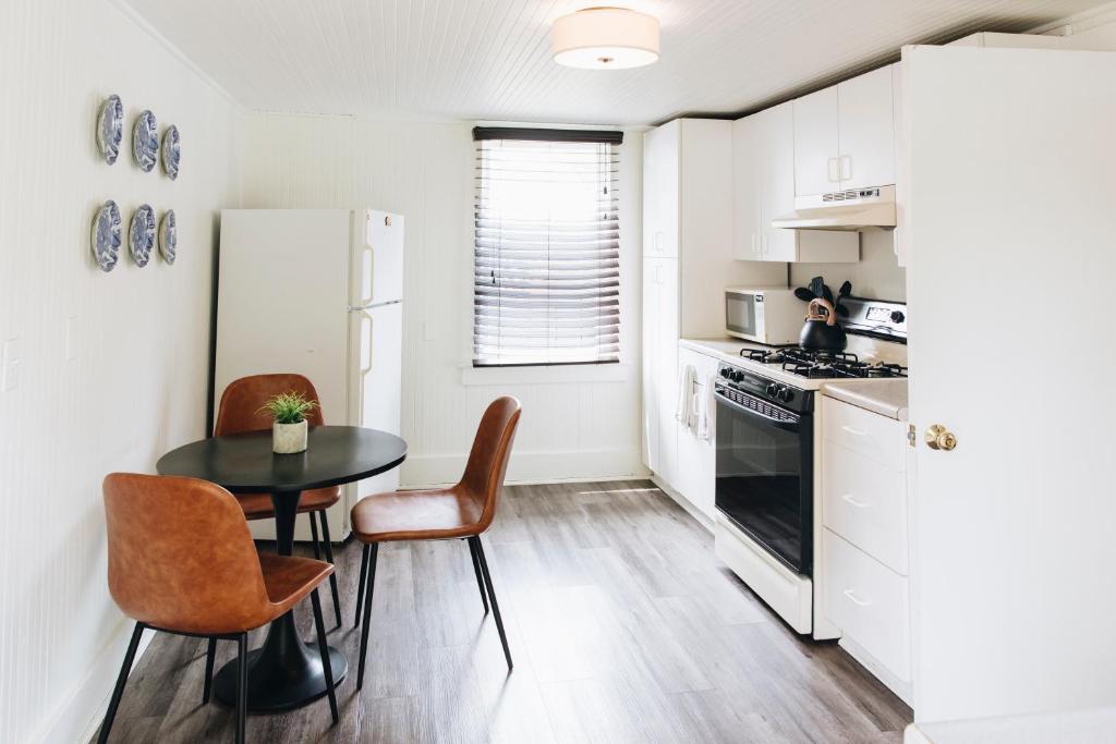 Sonoma's Best Guest Cottages - Family Cottage - Cottage 1