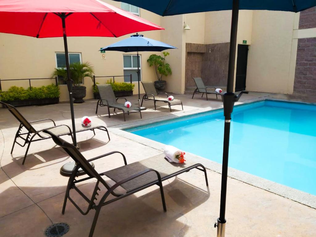 Bazén v ubytování Hotel BeWow Querétaro nebo v jeho okolí