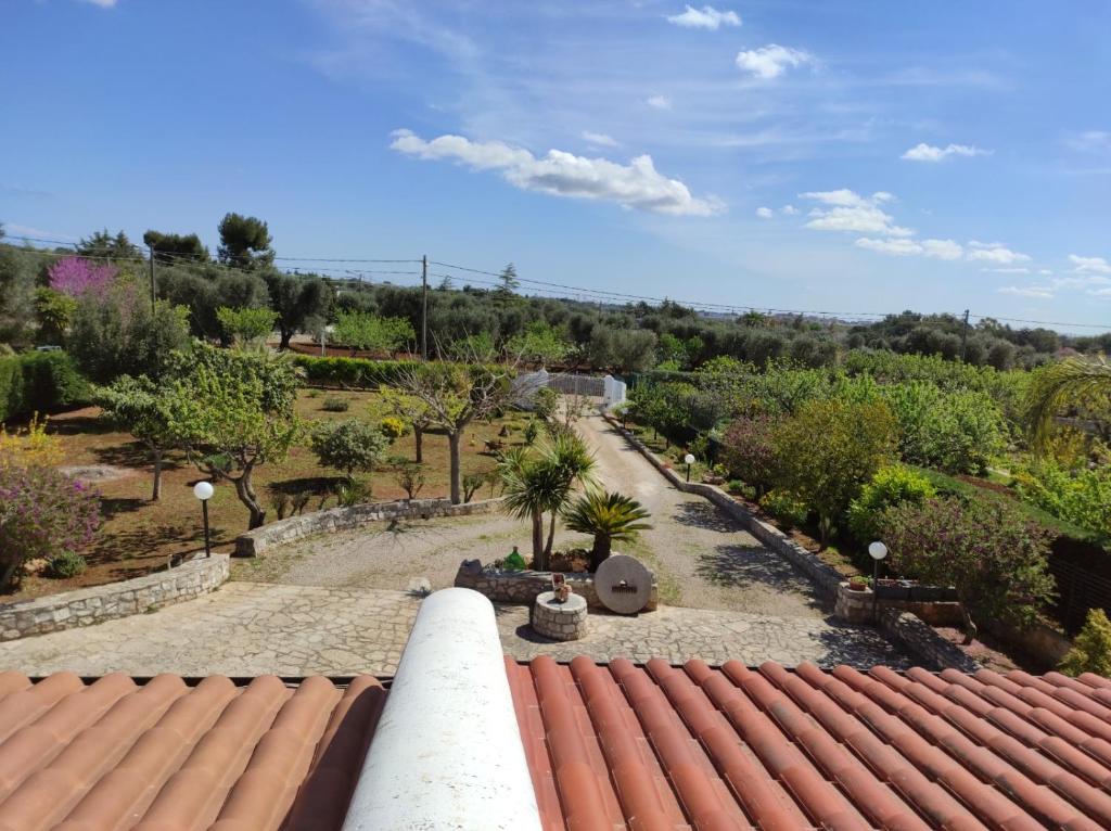 - une vue sur le jardin depuis le toit d'une maison dans l'établissement Casetta Albizia, à San Vito dei Normanni