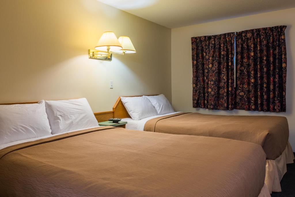 Postel nebo postele na pokoji v ubytování The Ranchland Inn Kamloops
