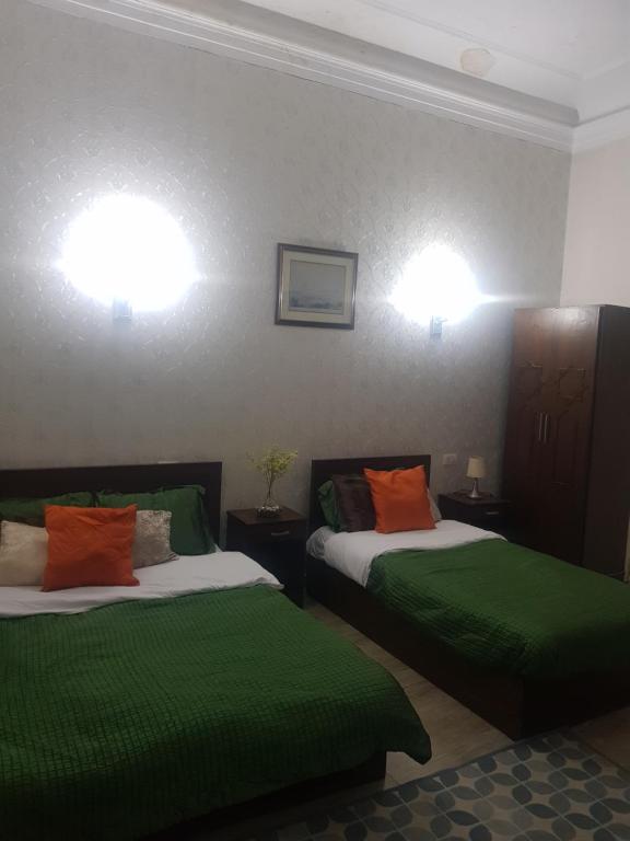 Postel nebo postele na pokoji v ubytování Downtown Inn