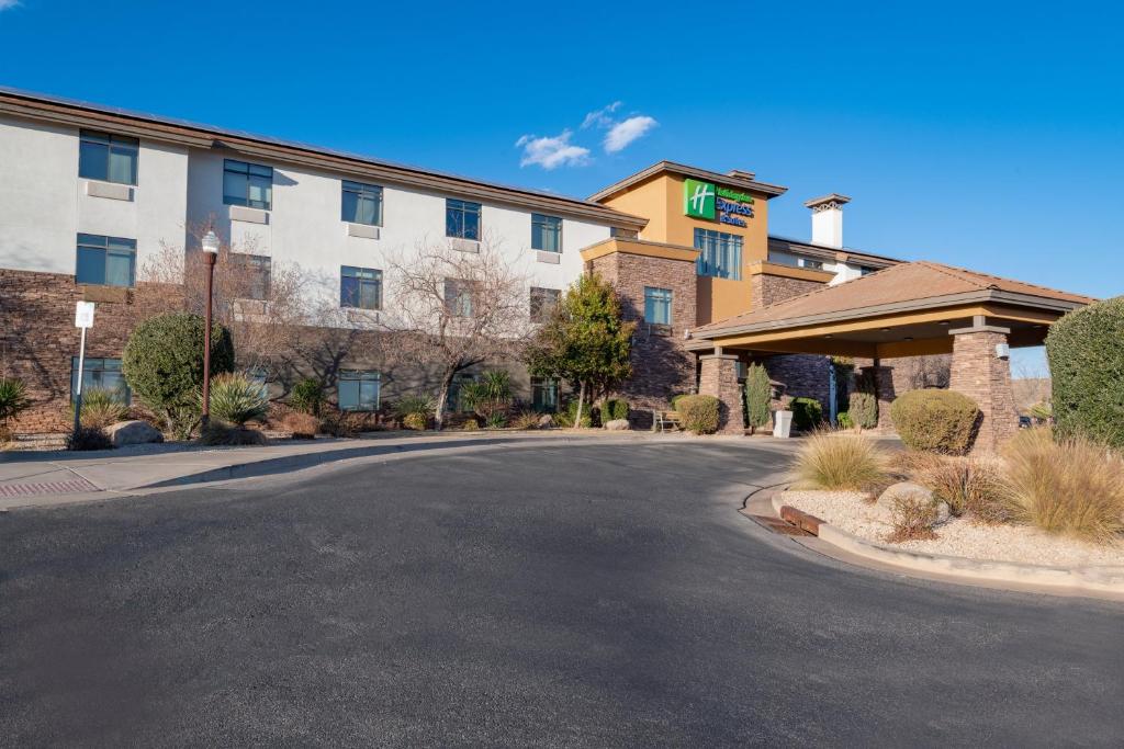 een lege straat voor een hotel bij Holiday Inn Express & Suites St George North - Zion, an IHG Hotel in Washington