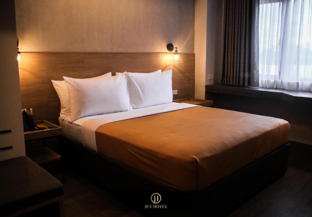Postel nebo postele na pokoji v ubytování JET Hotel