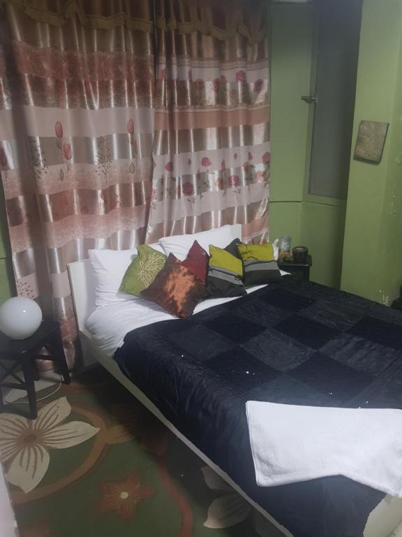 Postel nebo postele na pokoji v ubytování Downtown Inn