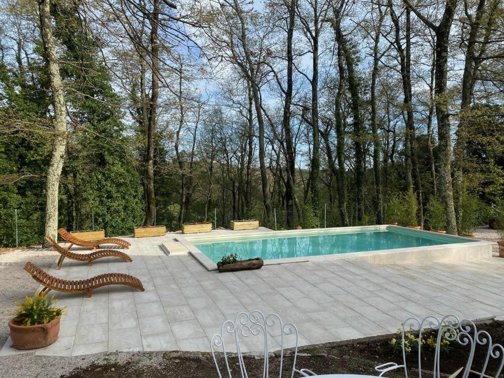 - une piscine avec deux bancs et un banc dans l'établissement Villa La Casa Bianca, à Podere Pian Mucini